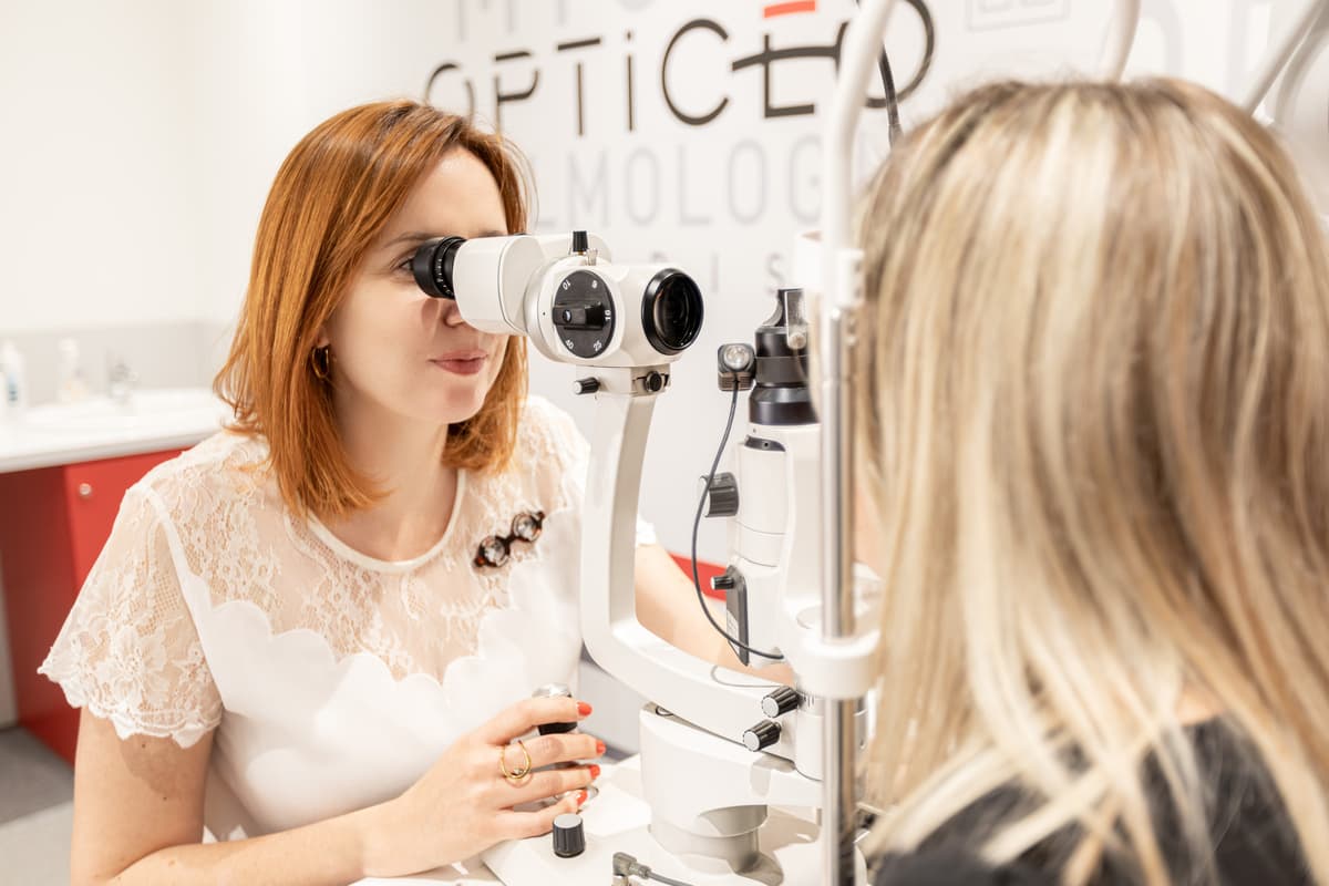 Test de la vue gratuit en octobre 2026 réalisé dans la salle d'examen de vue de l'opticien Opticeo d'Andrézieux-Bouthéon