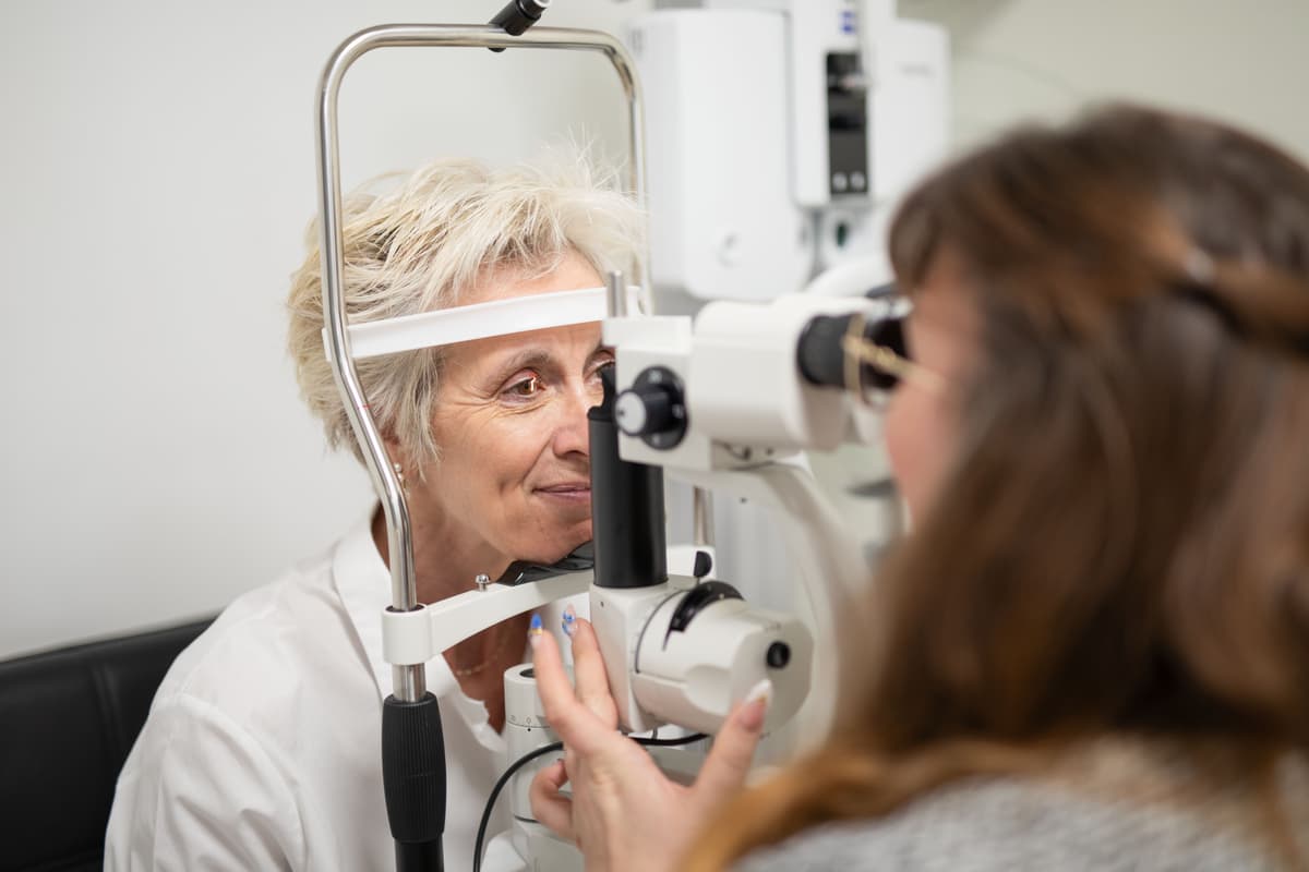 Test de la vue gratuit en octobre 2026 réalisé dans la salle d'examen de vue de l'opticien Opticeo de La Rochelle