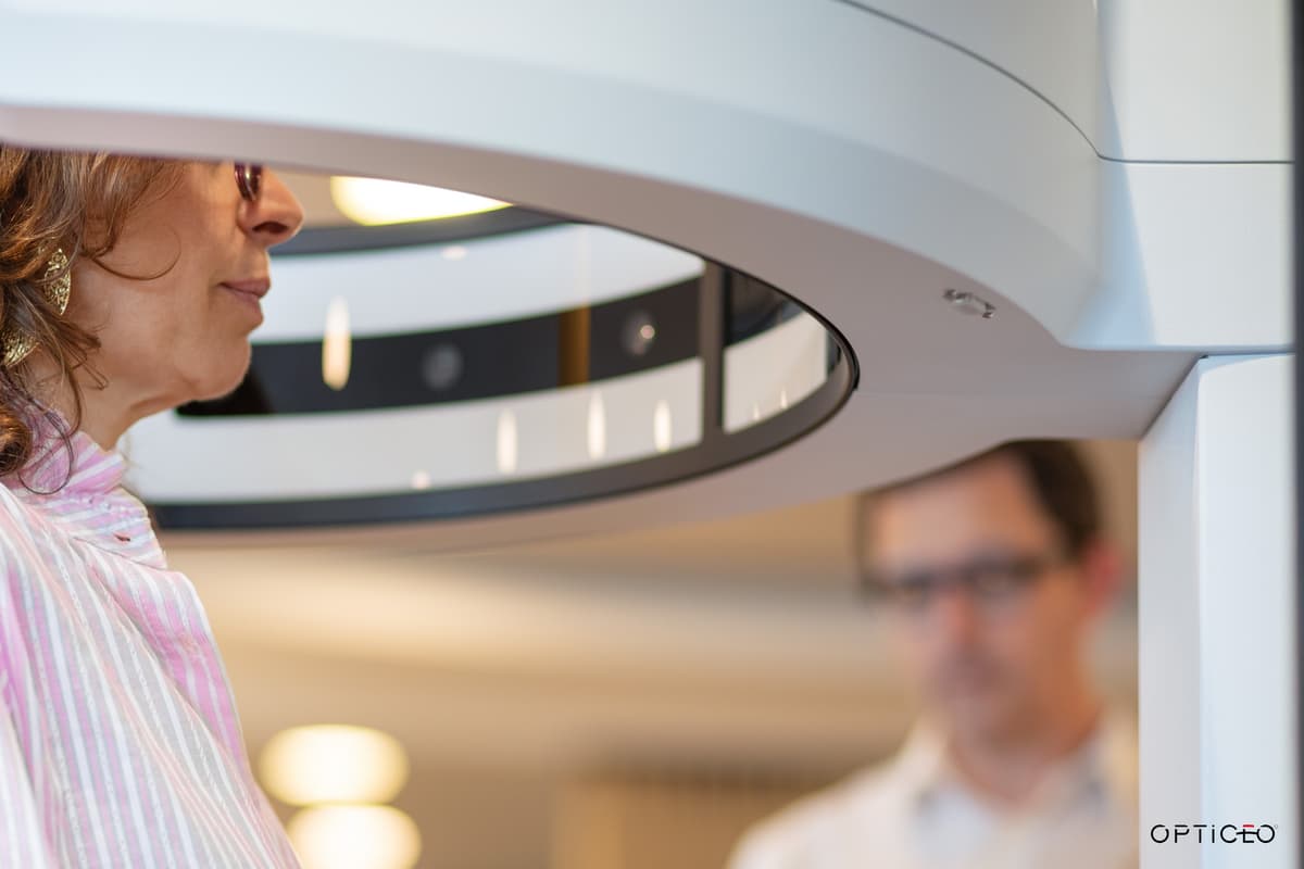 Prise de mesure 3D haute précision réaliséa avec le visufit 1000 de Zeiss dans le magasin Opticeo de Puilboreau