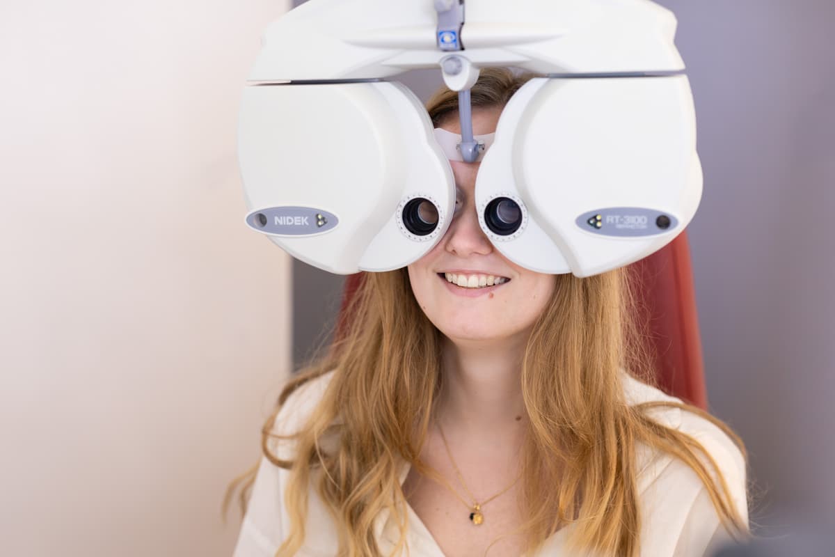 Test de la vue gratuit en octobre 2026 réalisé dans la salle d'examen de vue de l'opticien Opticeo de Vichy