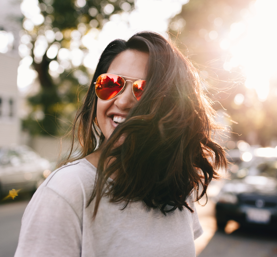 Jeune fille heureuse qui porte des solaires