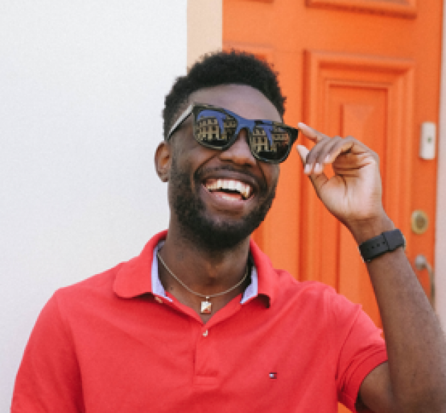 Jeune homme heureux qui porte des solaires