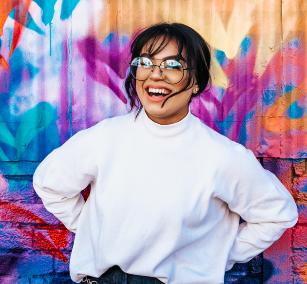 Jeune femme heureuse qui porte des lunettes de vue